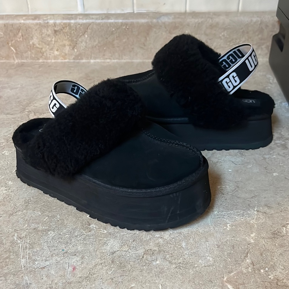 Women’s size 7 Uggs s/n 1113474 black platform